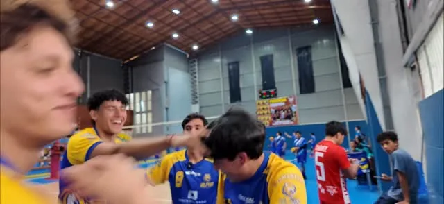Equipo Alpha celebrando un punto decisivo
