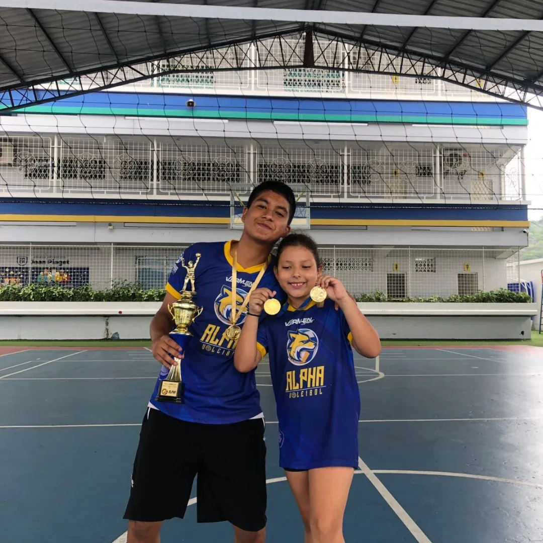 Capitanes Alpha con medallas y trofeo