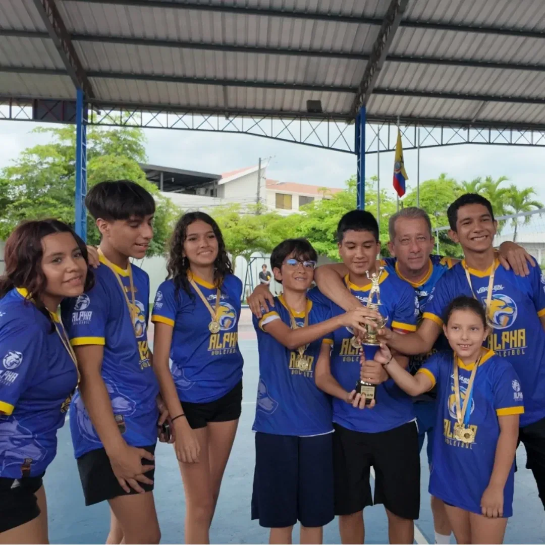 Generaciones Alpha reunidas con un trofeo